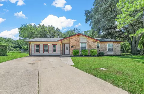 300 Newport Cir, Euless, TX 76039