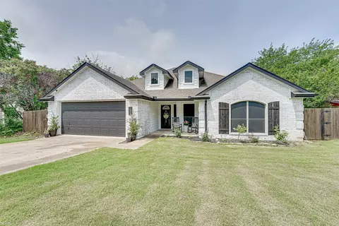 111 Creekview Dr W, Red Oak, TX 75154
