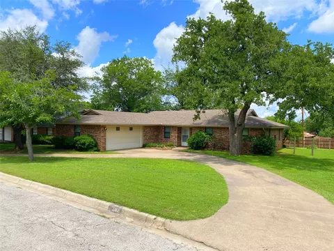1303 Belair St, Bowie, TX 76230