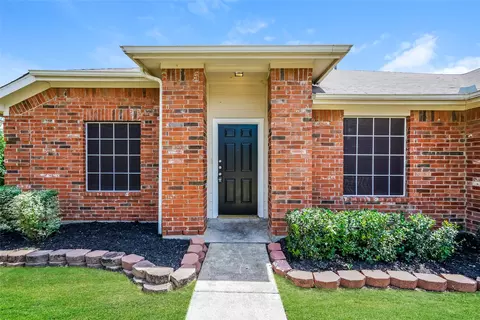301 Sun Meadow Ln, Fort Worth, TX 76140