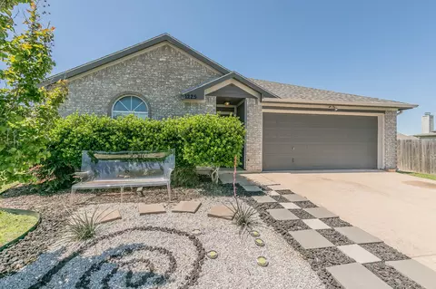 1225 Beacon Hill Dr, Midlothian, TX 76065