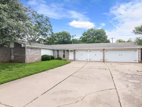 3721 Rough Creek Rd, Forest Hill, TX 76140