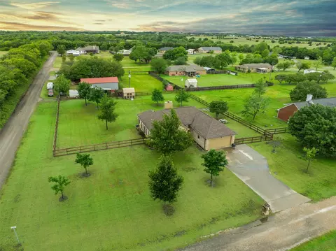 100 Mulberry Dr, Trenton, TX 75490