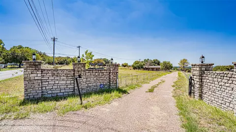 324 Mustang Trl, Granbury, TX 76049