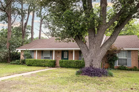 101 W Lilly Ln, Arlington, TX 76010