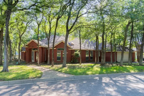 8713 Racquet Club Dr, Fort Worth, TX 76120