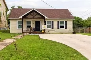 807 E 3rd St, Taylor, TX 76574