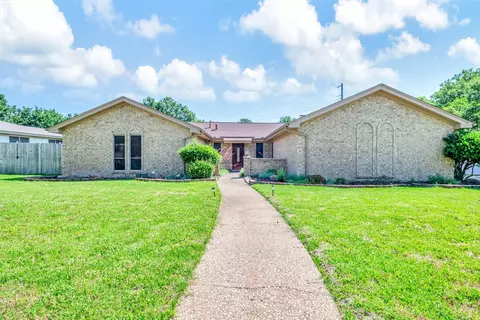 621 Robindale Dr, Bedford, TX 76022