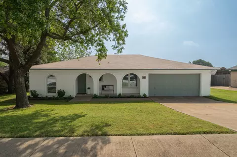 200 Lochness Ln, Benbrook, TX 76126