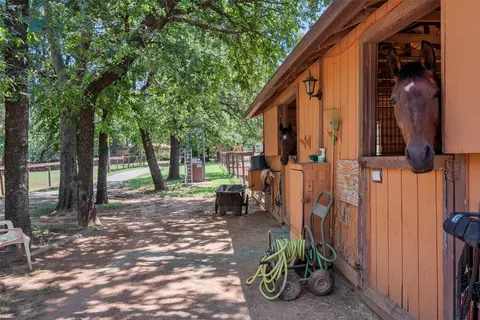 108 N Briaroaks Rd, Burleson, TX 76028