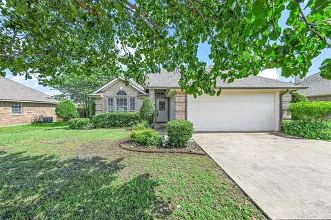 208 Dove Mdws, Krum, TX 76249