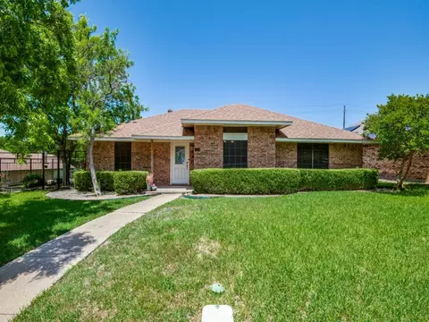 600 Hillside Dr, Cedar Hill, TX 75104