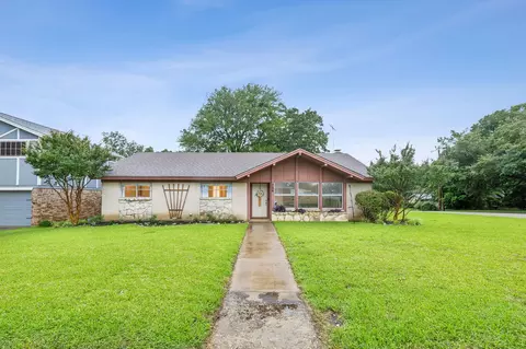706 Canyon Ridge Dr, Euless, TX 76040