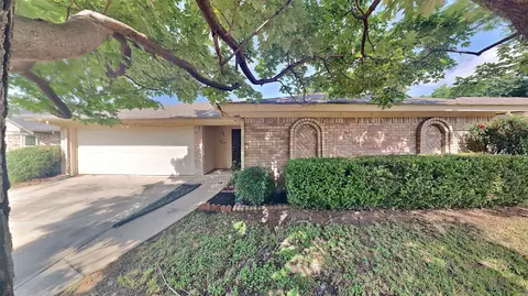 913 Columbus Ct, Bedford, TX 76022