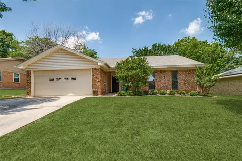 831 N Atkerson Ln, Euless, TX 76040