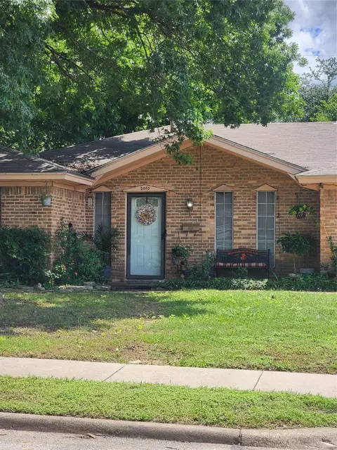 2010 Royal Oaks Dr, Irving, TX 75060