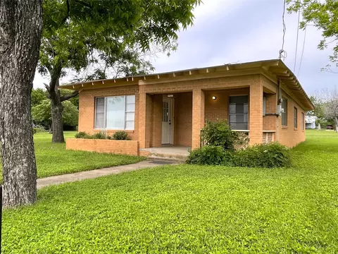 1806 N Robinson St, Cleburne, TX 76031