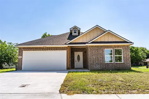 822 Vernon Ct, Sanger, TX 76266