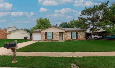 2421 Navasota Cir, Fort Worth, TX 76131