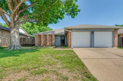 407 Valley Spring Dr, Arlington, TX 76018
