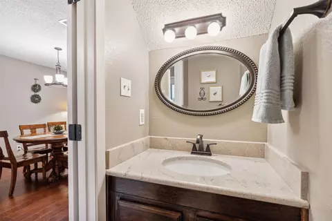 Bath - 40 Abbey Rd, Euless, TX 76039 photo 1 of 3