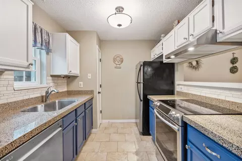 Kitchen - 40 Abbey Rd, Euless, TX 76039 photo 2 of 3