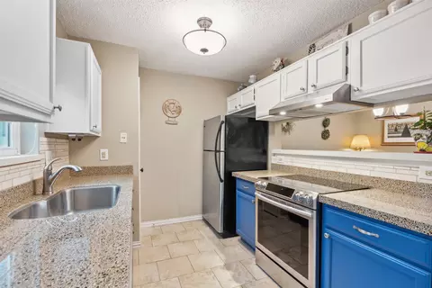 Kitchen - 40 Abbey Rd, Euless, TX 76039 photo 3 of 3