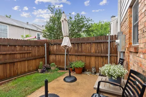 Exterior - 40 Abbey Rd, Euless, TX 76039 photo 3 of 10
