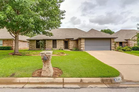 141 Sunny Meadows Dr, Burleson, TX 76028