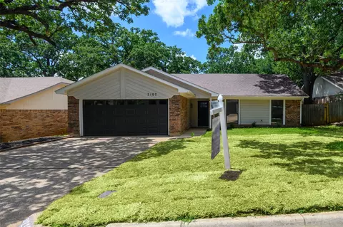 2107 Reverchon Dr, Arlington, TX 76017