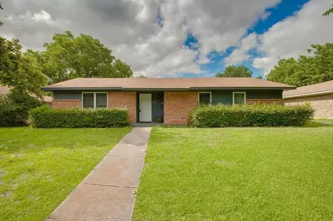 813 Poinsettia Dr, Lancaster, TX 75146