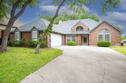 6605 Shorewood Dr, Arlington, TX 76016