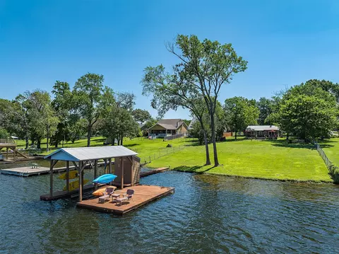 2352 Bear Creek Cir, Athens, TX 75752