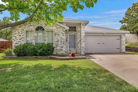 7108 Stonegate Dr, Benbrook, TX 76126