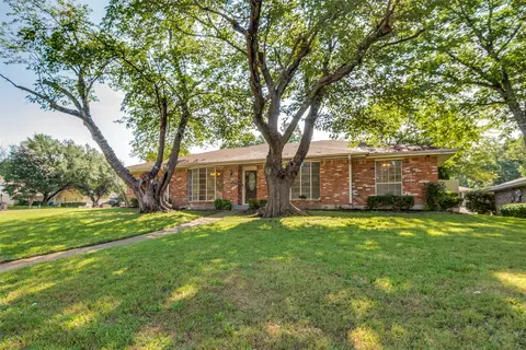 1052 Westlake Dr, Desoto, TX 75115