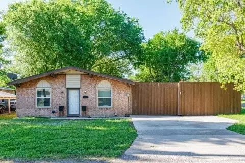 202 E Hammond St, Lancaster, TX 75146