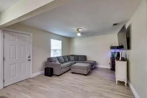 202 E Hammond St, Lancaster, TX 75146 photo 3