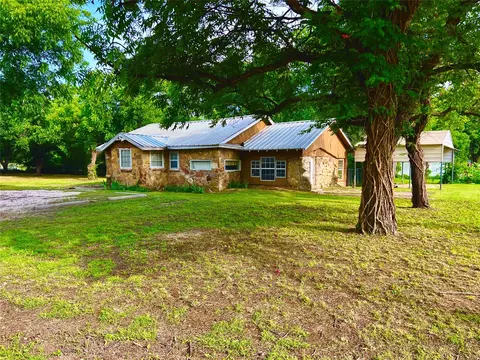 609 N 4th St, Clyde, TX 79510