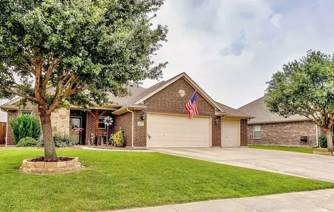 4020 Palomino Dr, Benbrook, TX 76116