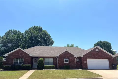 102 Circle Dr W, Lindsay, TX 76250