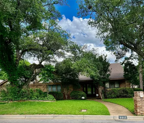 2211 Midhurst Dr, Arlington, TX 76013