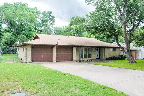 3905 Willow Bend Rd, Benbrook, TX 76116