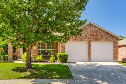 930 Swift Dr, Aubrey, TX 76227