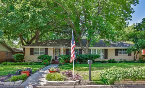 30 Shadowood Ln, Gainesville, TX 76240