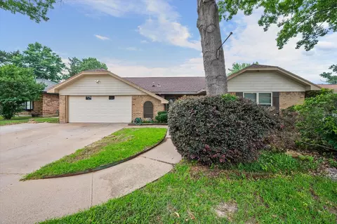 4701 Oak Valley Dr, Arlington, TX 76016