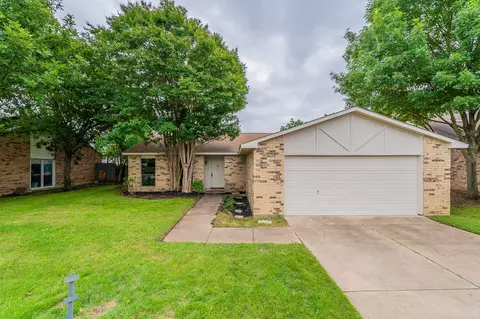 2520 Cottonwood Ln, Bedford, TX 76021