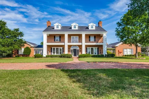 211 Oakridge Trl, Kennedale, TX 76060