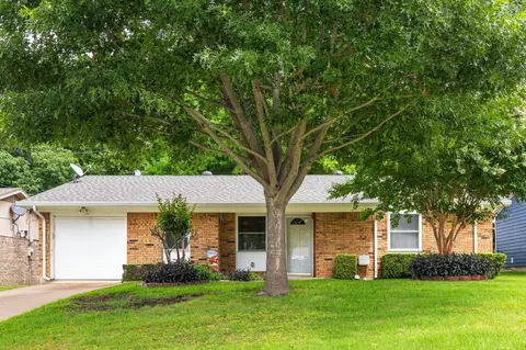 1518 Lakecrest St, Grand Prairie, TX 75051