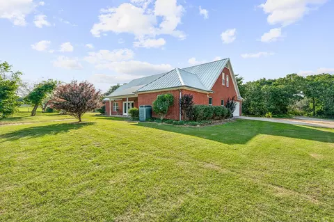 3387 Green Meadows Dr, Glen Rose, TX 76043