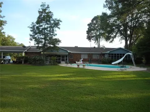 Exterior - 504 Herrington Dr, Springhill, LA 71075 photo 4 of 5